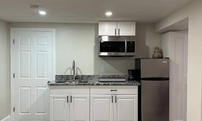 Lexington Apartamento | Charming basement studio in delightful Lexington with parking & private entrance