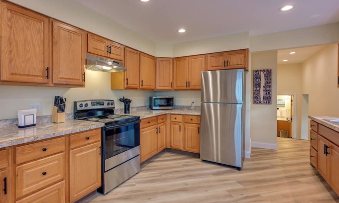 Bay City Apartamento | Riverfront Getaway 4 Mi to Downtown Bay City!