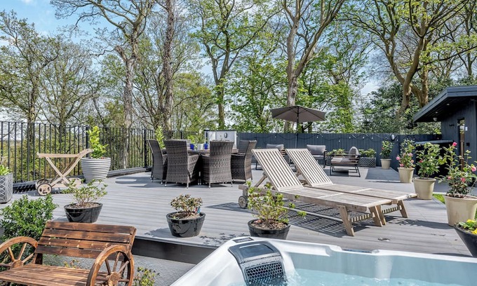 West Kirby Cabaña | 8 bedroom accommodation in Caldy, near West Kirby, Wirral