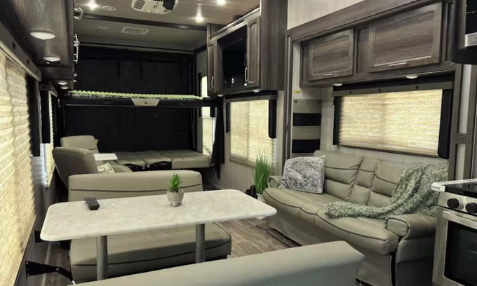 Eureka Springs Alquiler De RV | Route 62 Luxury Voyager Camper