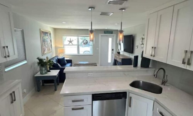 Southwest Casa | Charming 2-bedroom duplex in delightful West Palm Beach with WiFi, AC, Laundry.