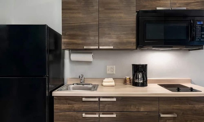 Pooler Casa | Welcoming Hotel w/In-Room Kitchenettes, Pet-Friendly, Near Savannah Airport, Fr