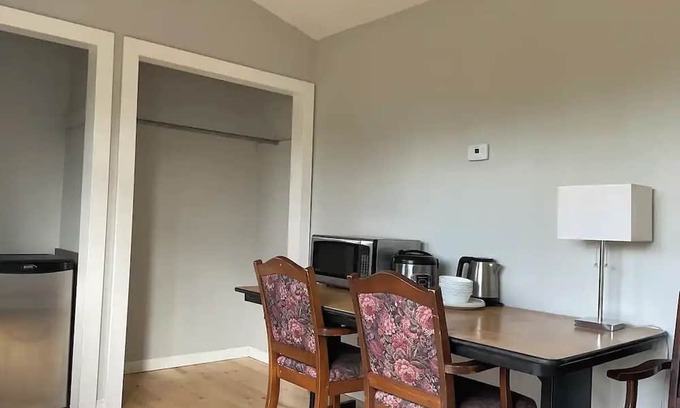 North Okanagan Cabina | The Mansard suite two-bedroom plus den