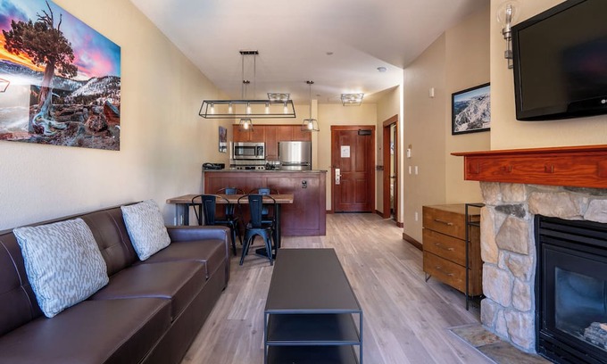 Olympic Valley Condominio | Mountain Facing Ski-In/Ski-Out Top Floor 1 Bedroom Condo