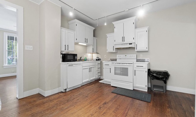 West Central Casa | Walkable to Downtown! Home for 7!