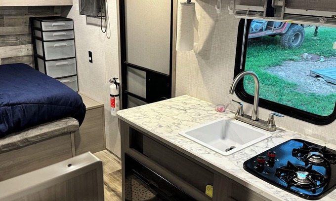 Disney Casa | GRAND LAKE! Cozy Camper with AC and WiFi located at Hogan’s off-road park!