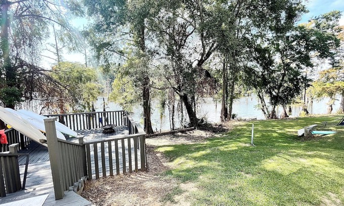 Monroe Cama Y Desayuno | Bayou and Beyond: The View with hot tub and Kayak rentals