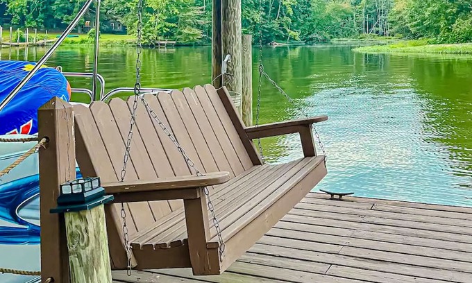 Stemley Casa | Lakefront dog friendly retreat w/boat ramp & dock