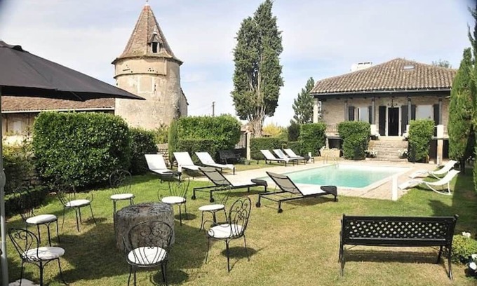 Saint-Antonin Noble Val Casa | Holiday Home 'Le Manoir Danglars' with Private Pool, Private Garden and Wi-Fi
