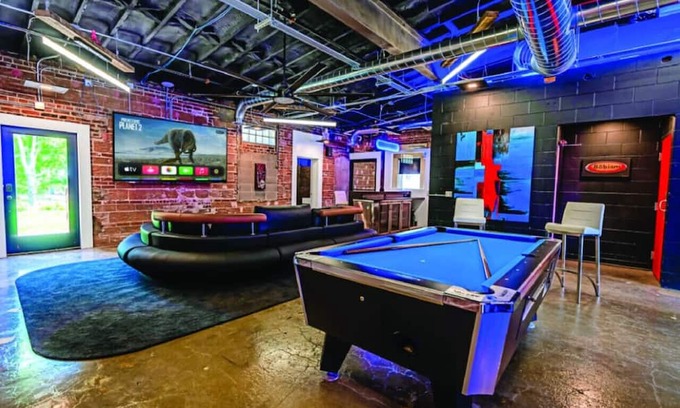 Sparta Casa | Art Inspired Micro-Hotel - 2 Studio Suites | Grill | Pool Table