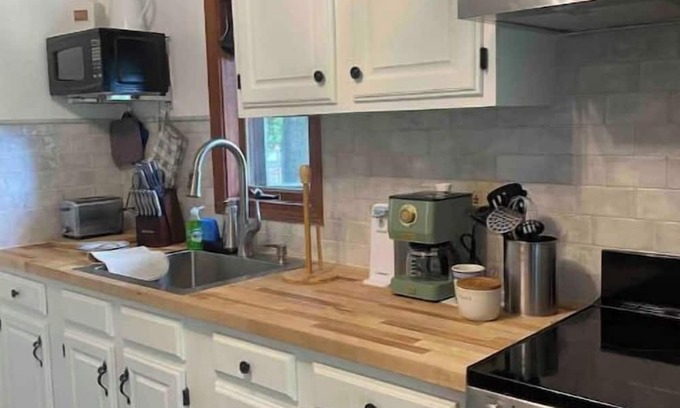 Drewsville Casa | Cozy private studio -full kitchen and bathnn