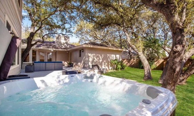 Mesa Oaks Casa | Domain Deluxe-Spacious 5bd Modern Retreat, Hot Tub