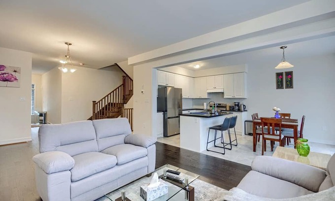 Cambridge Casa | 4BR Near Highway 401, King & Queens beds - Free Parking