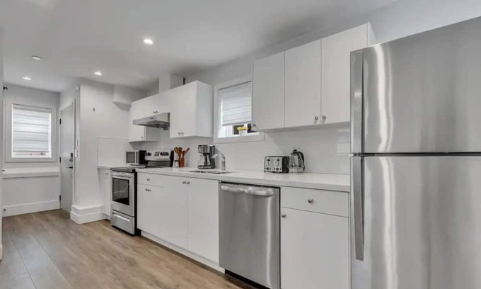 Sunset Casa | Cozy Laneway House In The Heart of the City!
