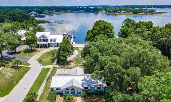 Summerfield Casa | Charming 2-bedroom lakefront house in Summerfield with WiFi and AC