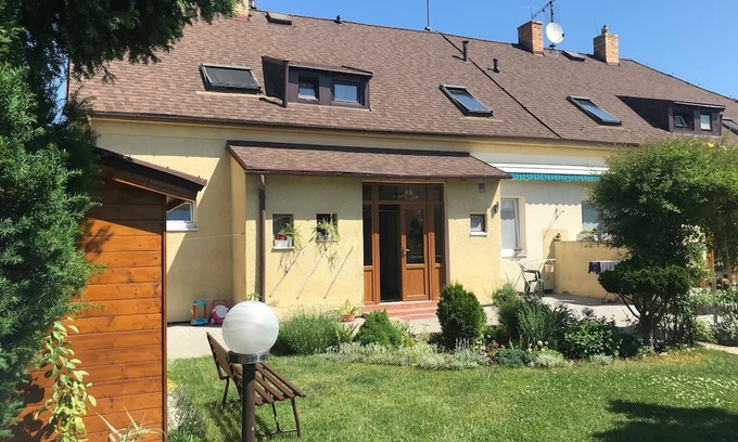 Dolni Chabry Apartamento | Cozy 1-bedroom apartment in Prague with tranquil backyard