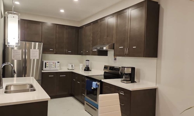 Ottawa Division Casa | Classy & Modern 4 Bedroom & 3.5 Bath w/SelfCheck-In+Kitchen & Parking-Ottawa