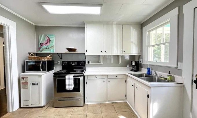 Douglas Casa | The Redbird - Charming 3-bedroom bungalow with All the Basics in Douglas