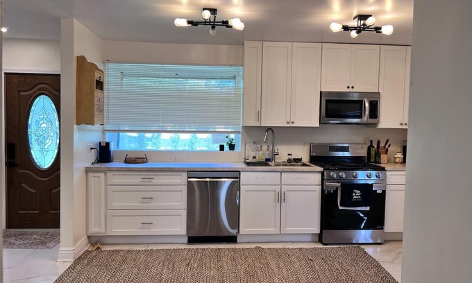 Forestview Casa | Spacious 5-bedroom house in charming Lombard with HOT TUB &PRIVATE BACKYARD