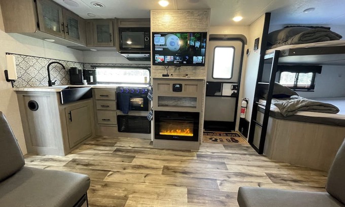 Lexington - Salisbury Alquiler De RV | Come glamping in a Cozy 1-bedroom camper with double bunks and a sofa