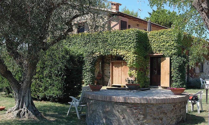 Follonica Apartamento | Holiday apartment with pool and sun loungers