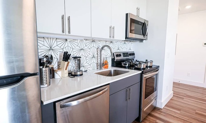 Brewerytown Apartamento | Imagine a stylish escape in Glenwood, the epitome of urban luxury