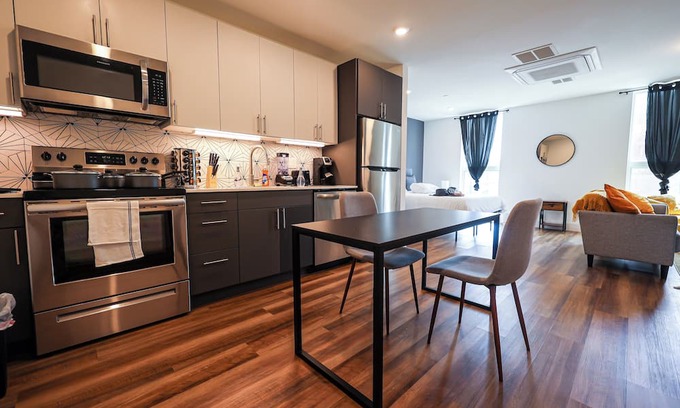 Brewerytown Apartamento | Imagine a stylish escape in Glenwood, the epitome of urban luxury