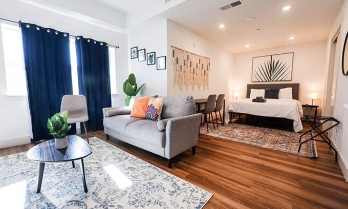 Brewerytown Apartamento | Imagine a stylish escape in Glenwood, the epitome of urban luxury