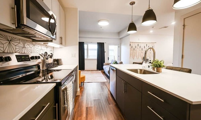 Brewerytown Apartamento | Imagine a stylish escape in Glenwood, the epitome of urban luxury