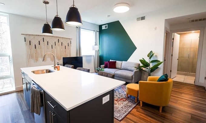 Brewerytown Apartamento | Imagine a stylish escape in Glenwood, the epitome of urban luxury