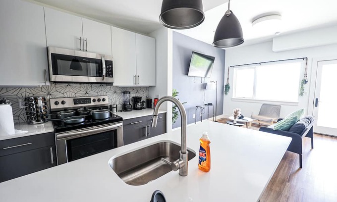 Brewerytown Apartamento | Imagine a stylish escape in Glenwood, the epitome of urban luxury