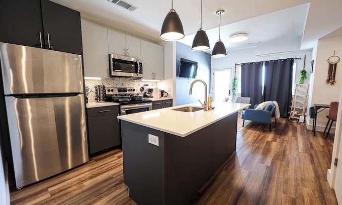 Brewerytown Apartamento | Imagine a stylish escape in Glenwood, the epitome of urban luxury