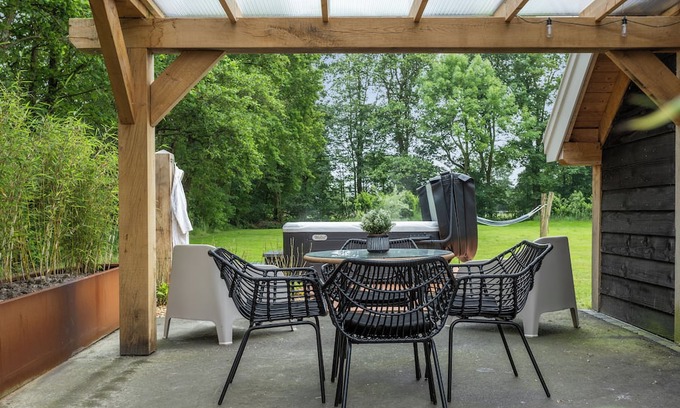 Triemen Casa | Luxurious stay in the middle of the Frisian countryside with whirlpool
