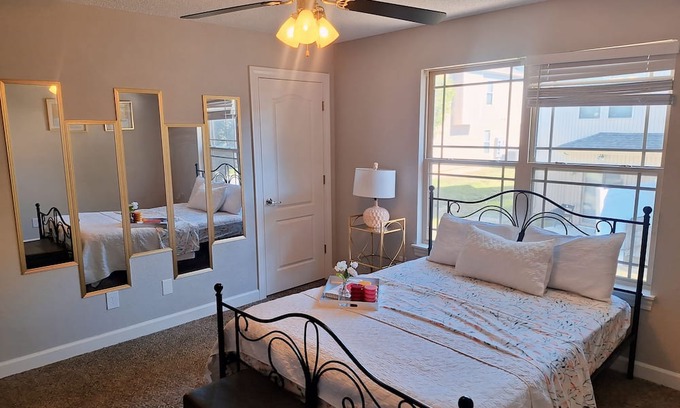 Kansas City Casa | Charming townhome with WiFi, AC, fitness room in fabulous Kansas City