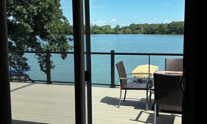 Martin County Cabina | Cozy Lake Cabin near the Fox Lake Event Center
