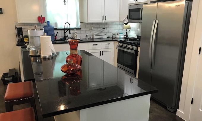 Bastrop Casa | Charming 3-bedroom house with excellent WiFi and super cold AC in Bastrop