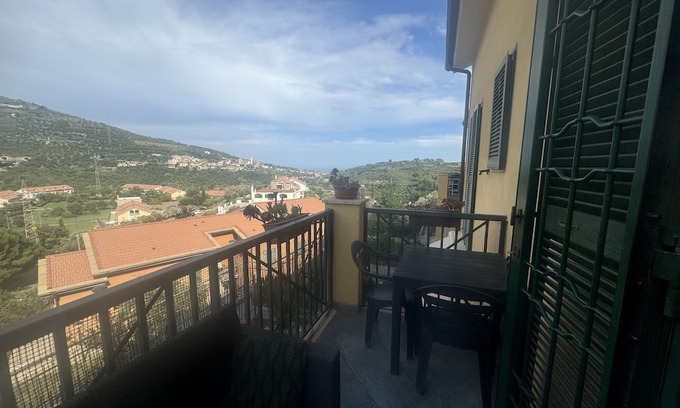 Castellaro Apartamento | Apartment 'Family' with Private Terrace, Shared Garden and Wi-Fi