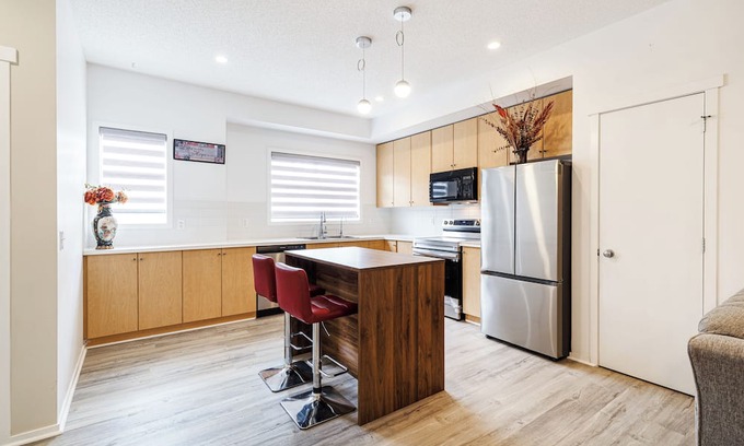 Evanston Casa | Elegant 4-Bedroom Home in a Quiet and Peaceful Community | Free Parking
