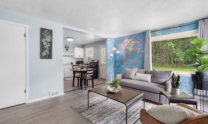 Peoria Apartamento | Greenwood Lodge-1: Walk to Peoria Zoo, Drive-In Garage Included