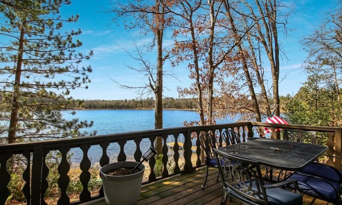Webster Cabina | Peaceful retreat on quiet and sought after Pike Lake