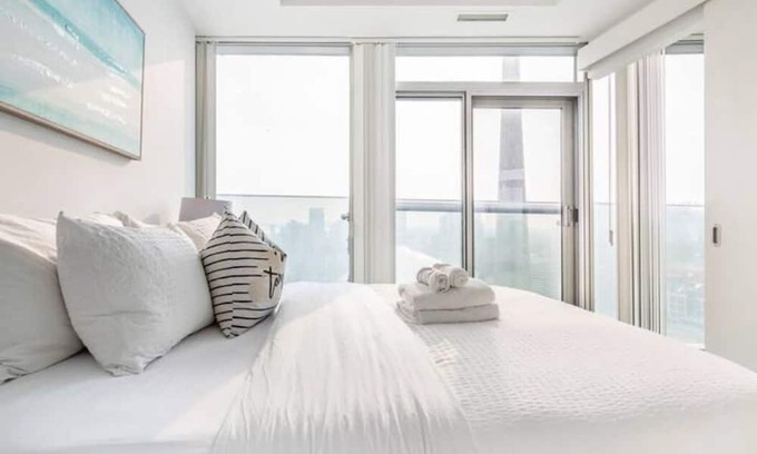 Central Waterfront Condominio | Stunning Lake View luxury Condo in The Tourist Hub Area in Toronto Downtown