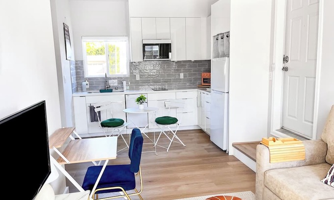 Valley View - Reed Casa | Modern 1Br/1B Guest Suite w/Kitchen, Laundry, AC/Heat, Living Room