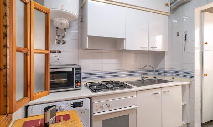 Roquetas de Mar Apartamento | Enjoy a wonderful holiday by the sea in this holiday apartment with pool access.