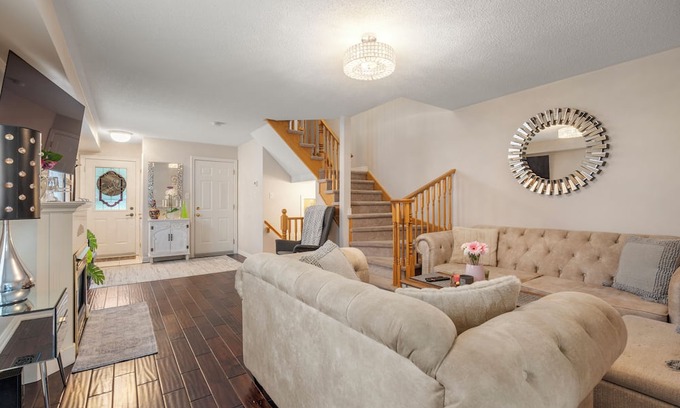 Watertown Casa | Spacious 5-bedroom house in wonderful Hamilton with fitness room, WiFi .