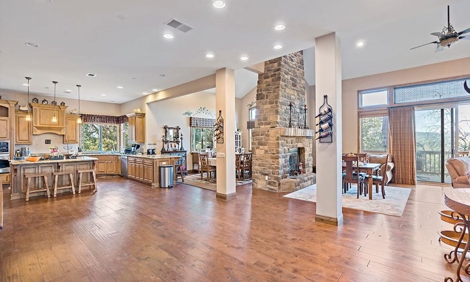 Lake Arrowhead Chalet De Esquí | Enchanted Lakeside Castle 4BR/6BA/2LR 5009SQ FT Hot Tub And Scenic Lake Views