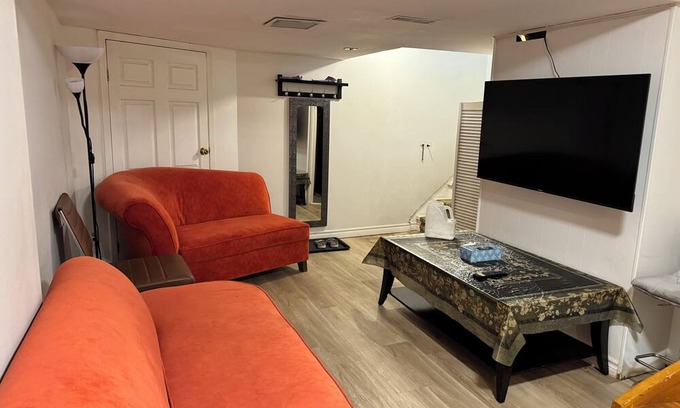 Newtonbrook Casa | Bright & Spacious 1BR basement - separate entrance & laundry - close to subway