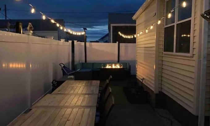 Hampton Cabaña | Updated beach cottage with plenty of amenities and 4 parking spots!