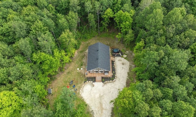 Amherst Casa | Chalet Serenity| Hot Tub | Lake Access |Pool Table