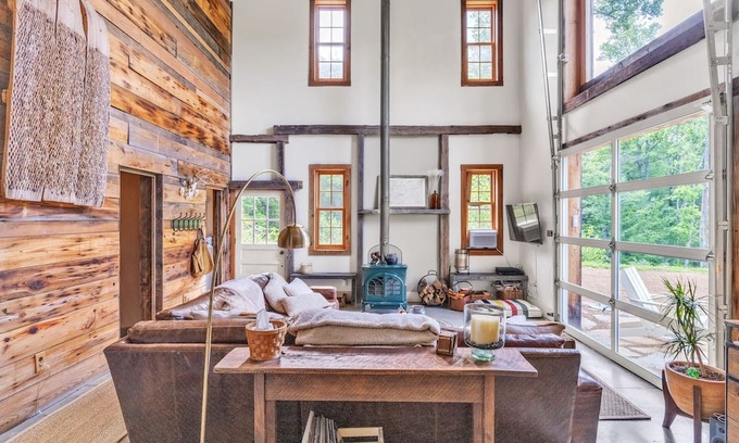 Independence Casa | NEW LISTING! Mountain Cabin: Vintage Charm Meets Modern Luxury by RedAwning