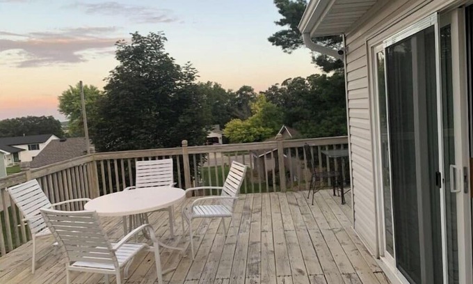 Rochester Casa | Elegant & Secure Family Abode Grand 2-Bedroom Retreat (Upstairs)